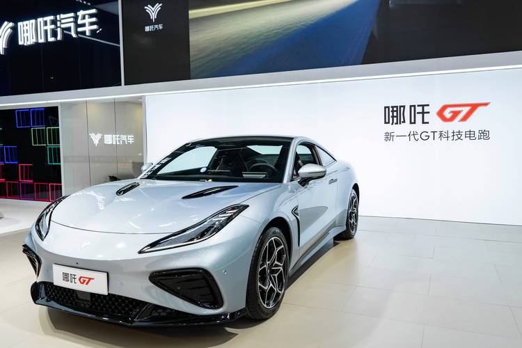 重庆126哪吒汽车在智能汽车领域的表现，领途汽车在新能源汽车市场中的影响力